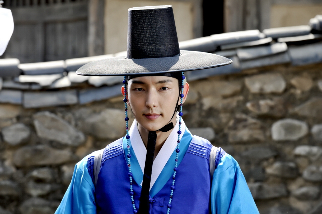 Как называется корейский. Аран и магистрат» (2012). Lee Joon gi Arang and the Magistrate. Корейские шляпыипохи Чосон. Ю сын Хо в ханбоке.